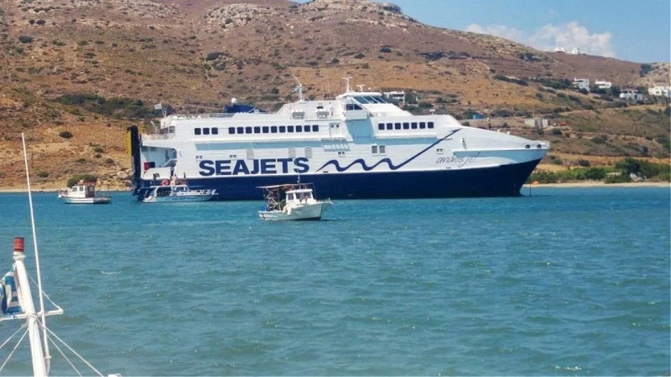 Δείτε την επιχείρηση μεταφοράς των 46 επιβατών από το Andros Jet που προσάραξε στα αβαθή